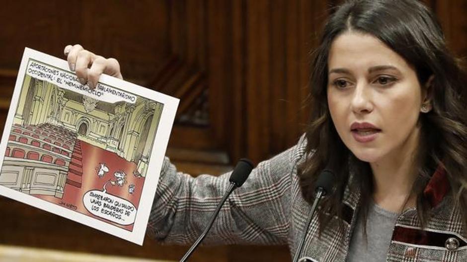 Arrimadas ejemplifica su discurso en el Parlament con una viñeta de Nieto, dibujante de ABC