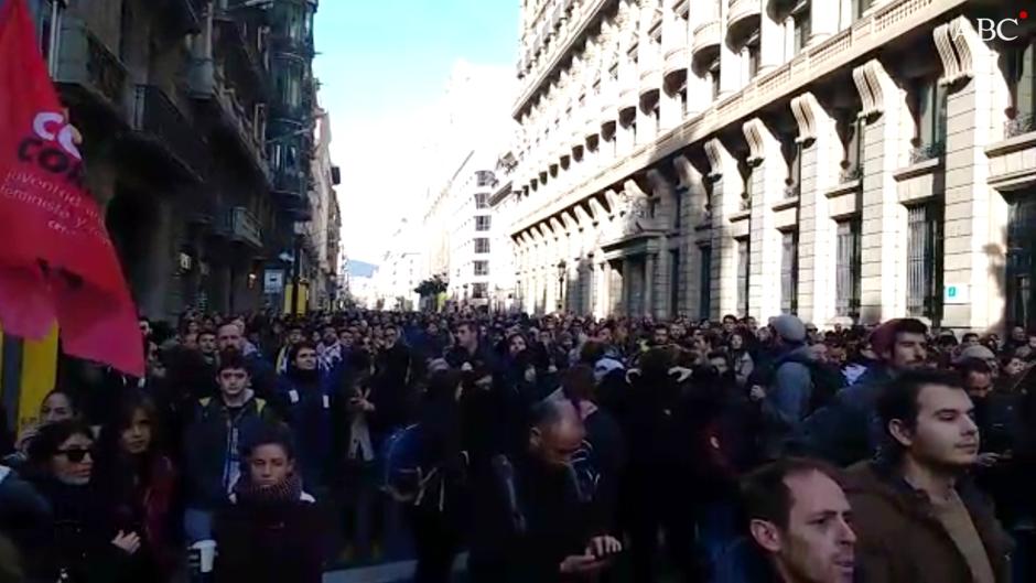 La Policía cerca la Plaza Urquinaona para impedir el avance de las movilizaciones