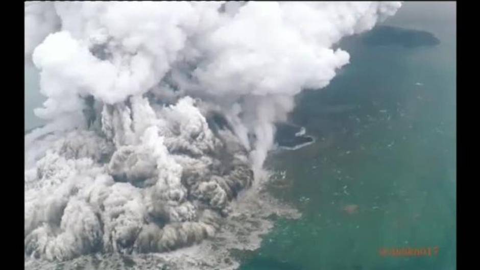 Alerta en Indonesia por nuevas erupciones del volcán Anak Krakatau