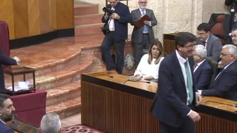 Susana Díaz elude saludar a Juan Marín durante la constitución del Parlamento andaluz