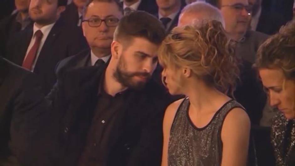 Shakira y Piqué felicitan la navidad con un posado familiar