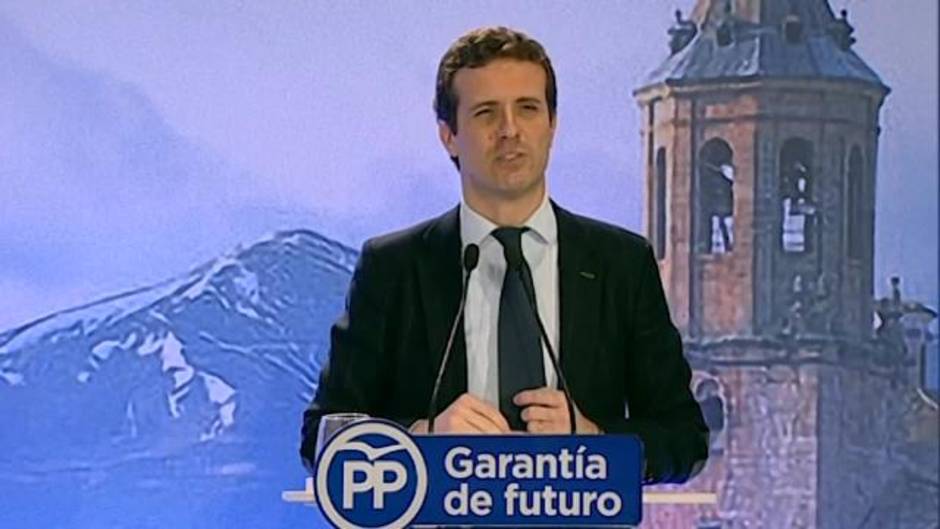 Casado censura un brindis del PSOE con Otegi