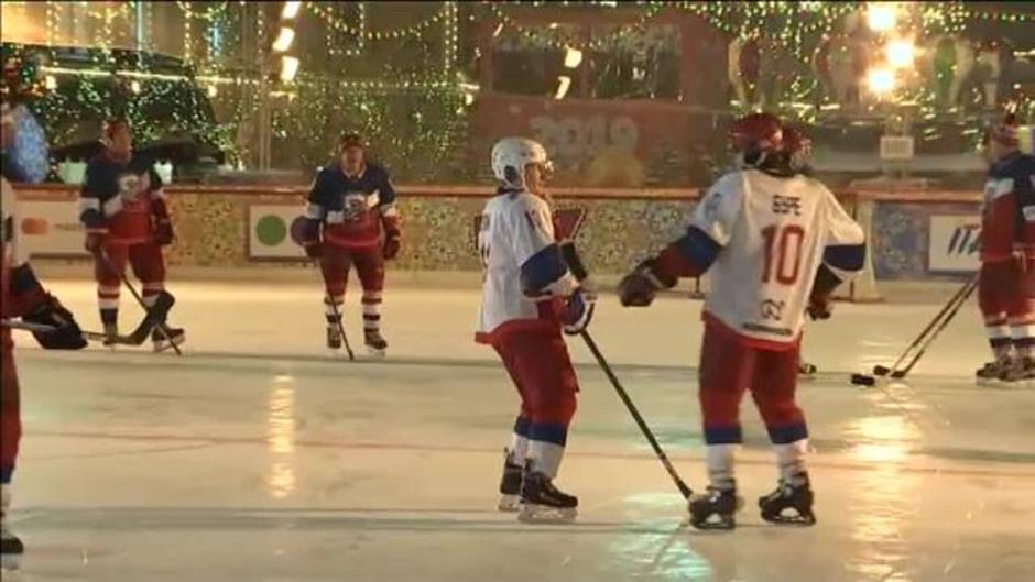 Putin despide el año jugando al hockey sobre hielo en la Plaza Roja