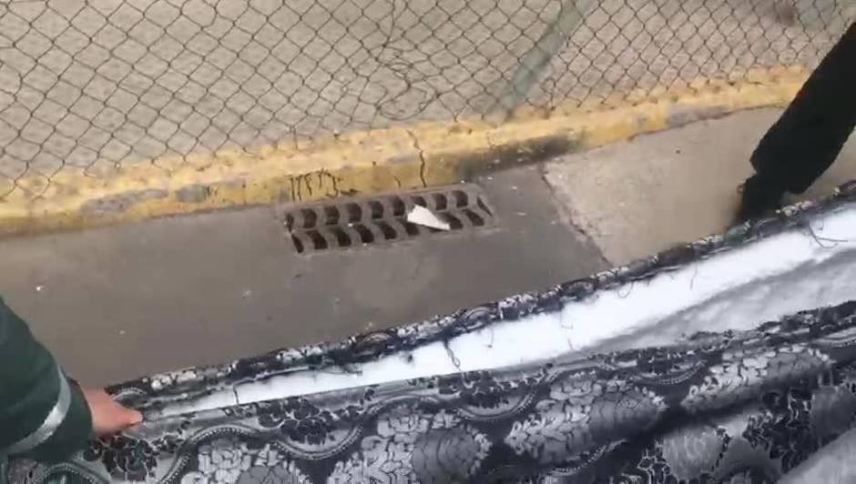 Video: Inmigrantes desesperados tratan de cruzar la frontera escondidos dentro de un colchón