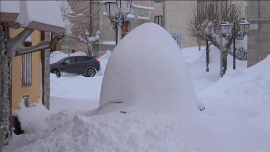 Una nevada cubre de blanco el centro de Italia