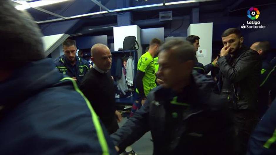 Arenga en el vestuario del Levante antes del partido ante el Girona