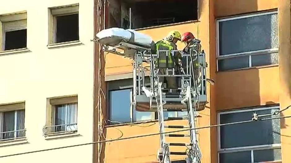 Los bomberos sacan por la ventana a las tres víctimas mortales del incendio de esta mañana en Badalona