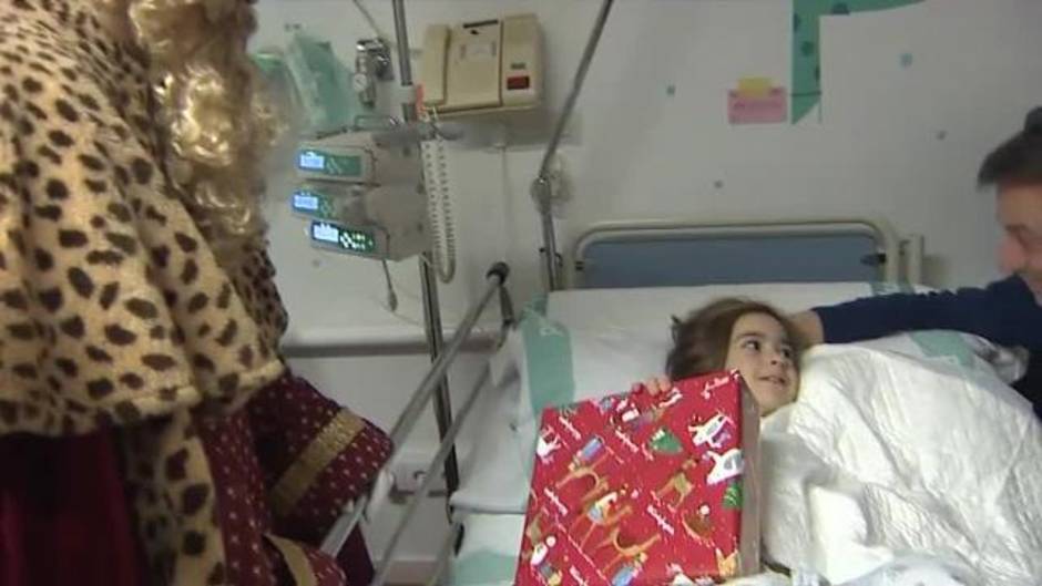 Los Reyes Magos visitan a los niños de todos los hospitales de España