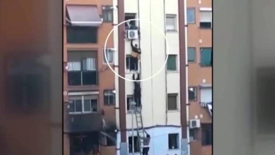 Una sobrecarga eléctrica en una casa okupa podría ser la causante del incendio mortal de Badalona