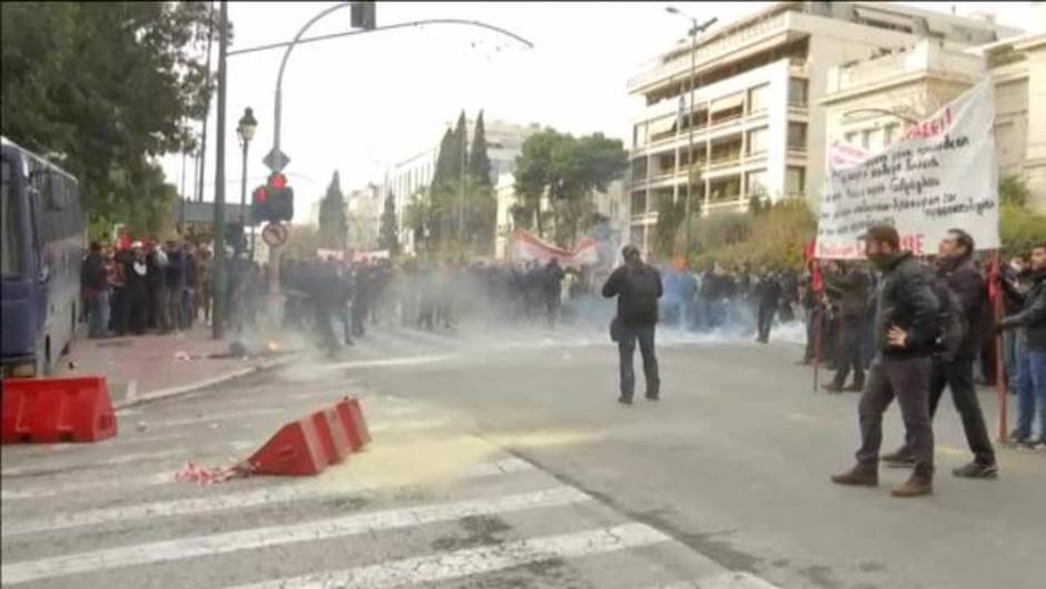 La policía griega responde con gases lacrimógenos una protesta de profesores en Atenas