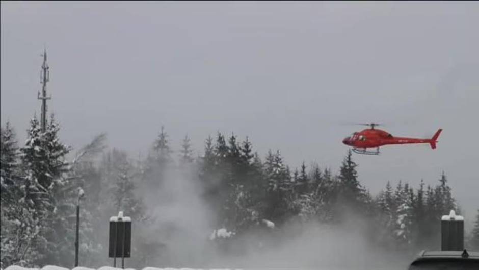 Un helicóptero quitanieves evita que los árboles se desplomen en Alemania