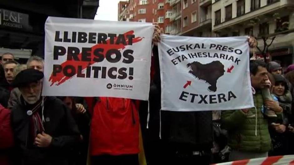 Miles de personas piden en las calles de Bilbao cambios en la política penitenciaria