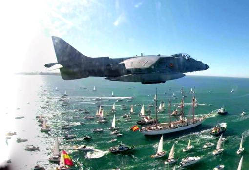 Un Harrier realiza una pasada al buque escuela.