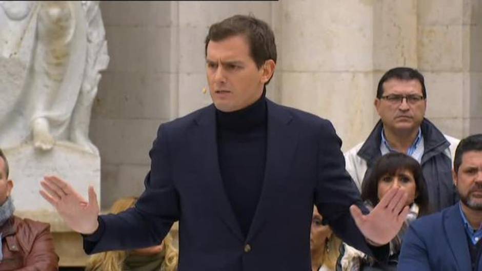 Rivera: "Sánchez es un señor con unas tijeras gigantes que intenta cortar puentes"