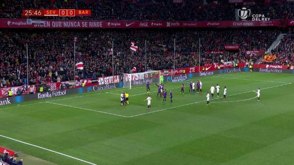 La confusión con un posible penalti señalado que resultó ser saque de esquina en el Sevilla-Barcelona