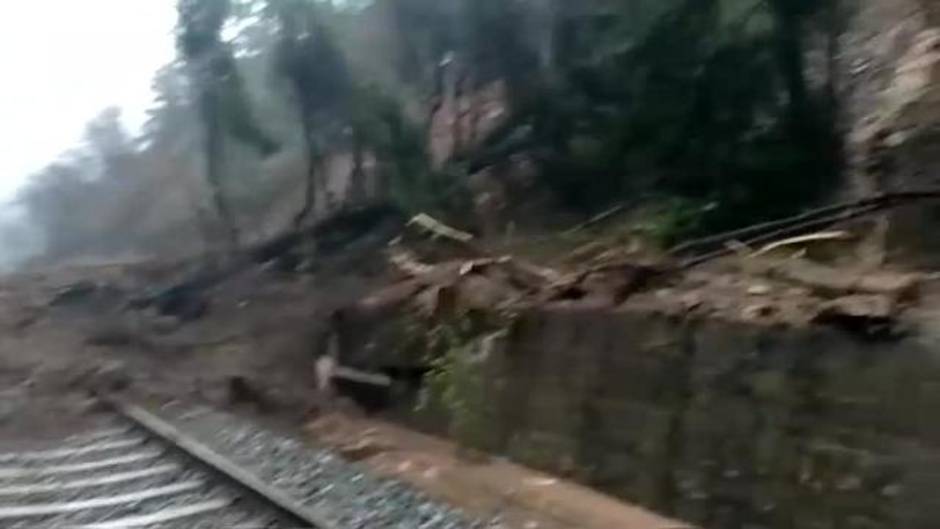 Espectacular corrimiento de tierras en la línea férrea entre Corrales de Buelna y Las Fraguas