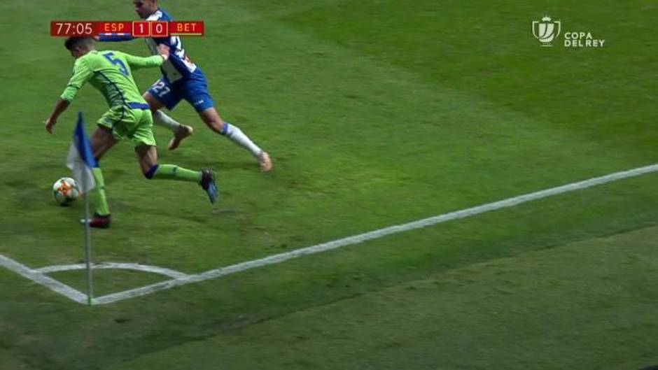 El regate de Bartra a Lluis en el Espanyol 1-1 Betis de la Copa