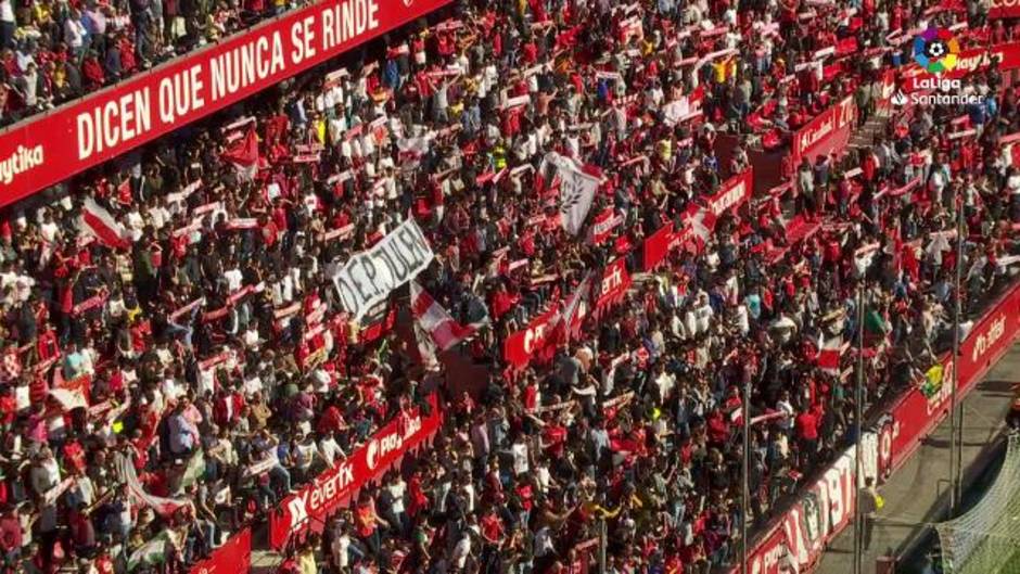La pancarta de la afición del Sevilla mostrando las condolencias por la muerte de Julen