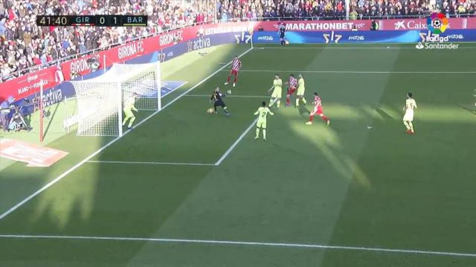 Piqué evitó el empate del Girona al despejar un balón sobre la línea de gol