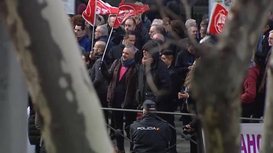 Los VTC protestan ante las sedes de PSOE y Podemos