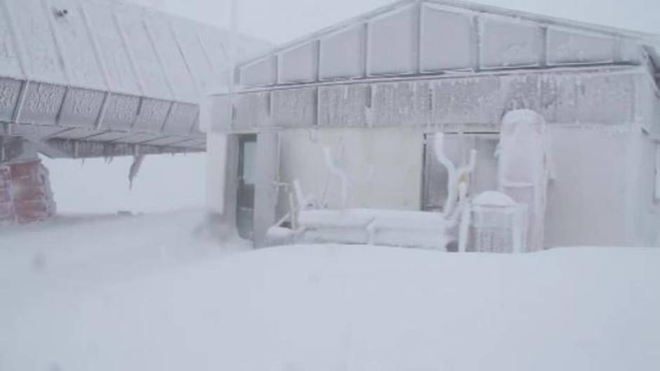 40 tramos de carretera cortados por la nieve