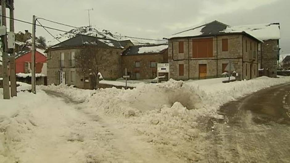 Siguen los problemas con la nieve caída en el norte