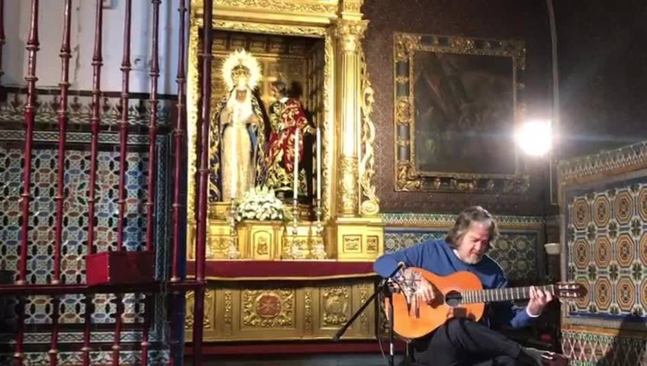 Riqueni toca a guitarra Amarguras ante la Virgen en San Juan de la Palma