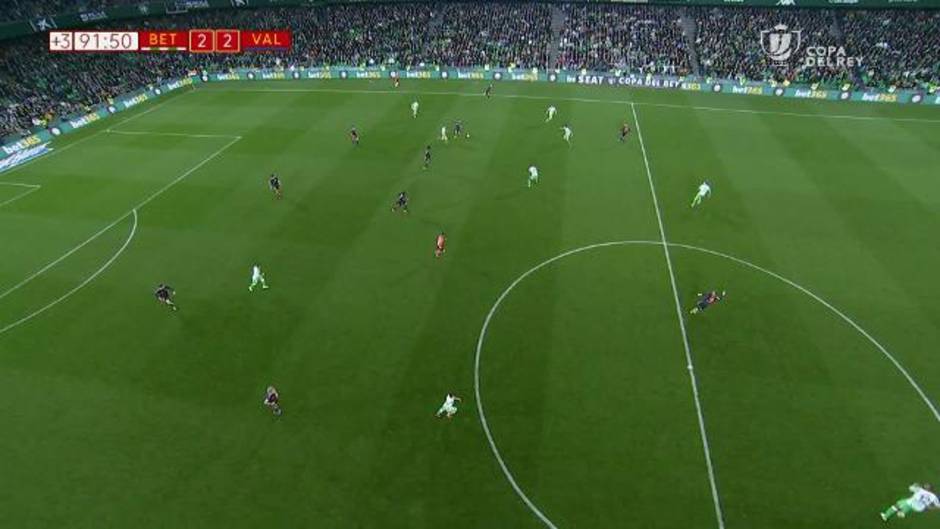 El gol de Gameiro (2-2) en el Betis-Valencia de la semifinal de la Copa del Rey (2-2)