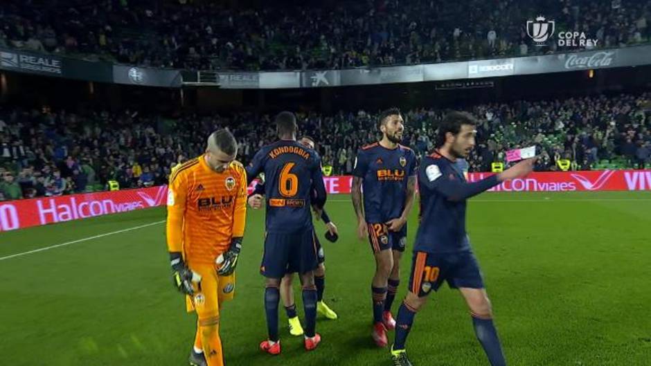 Los jugadores del Valencia celebran su empate ante el Betis