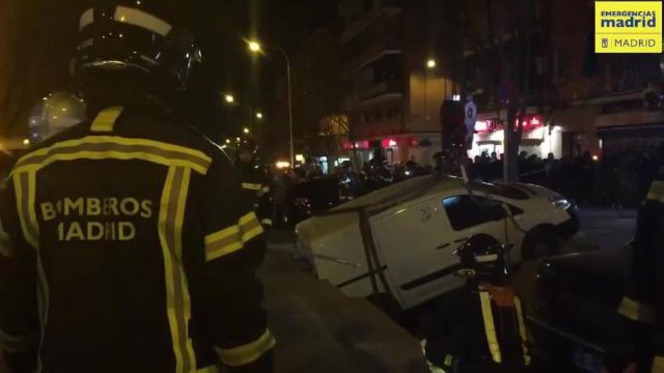 Bomberos de Madrid sacan dos vehículos atrapados en un socavón