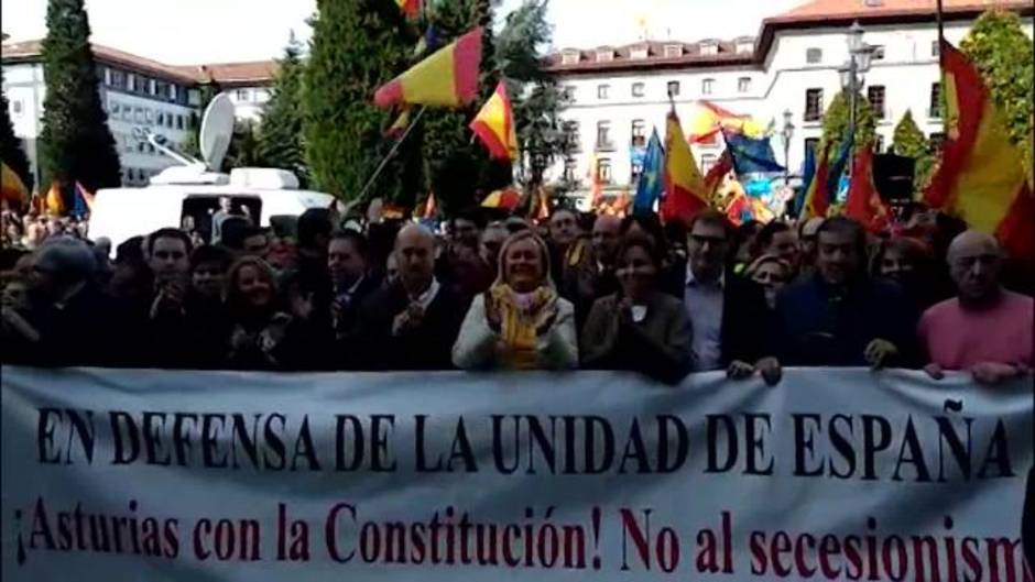 Centenares de personas se reúnen en Oviedo para reivindicar la unidad de España