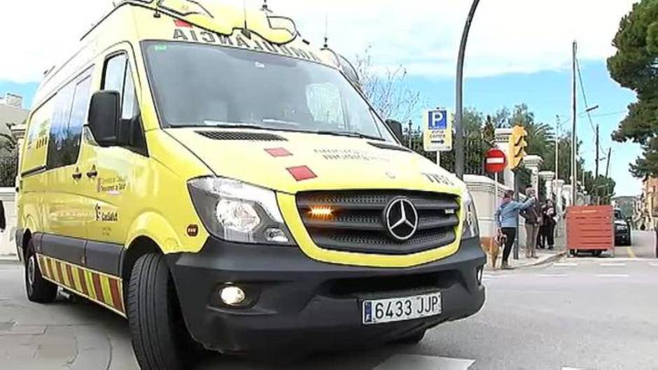 Un obrero muere al caer la grúa que manejaba en Barcelona