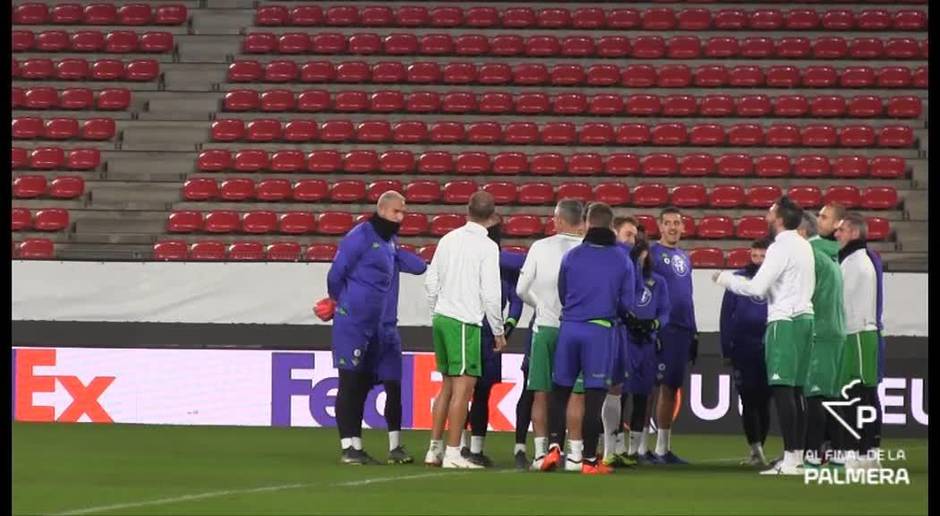 Los pasillos entre los jugadores del Real Betis en Roazhon Park