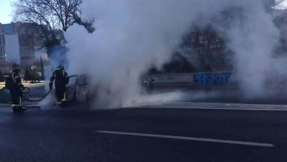 El incendio de un vehículo causa graves retenciones en la A-2