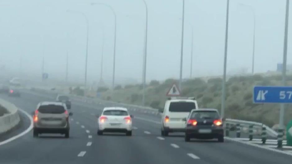 Peligrosa «carrera» en la M-40: a toda velocidad, adelantos por el arcén y amagos de colisión