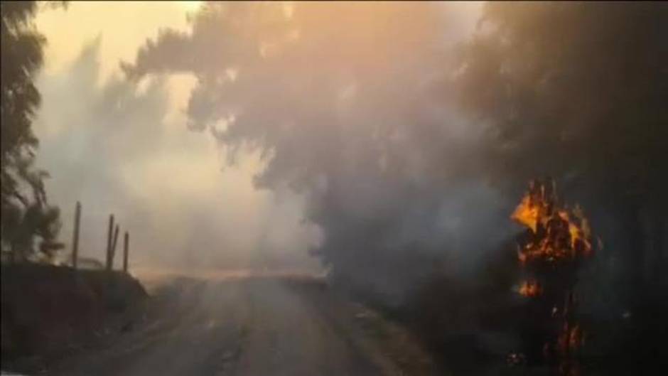 Los Bomberos luchan contra una oleada de incendios en el sur de Chile