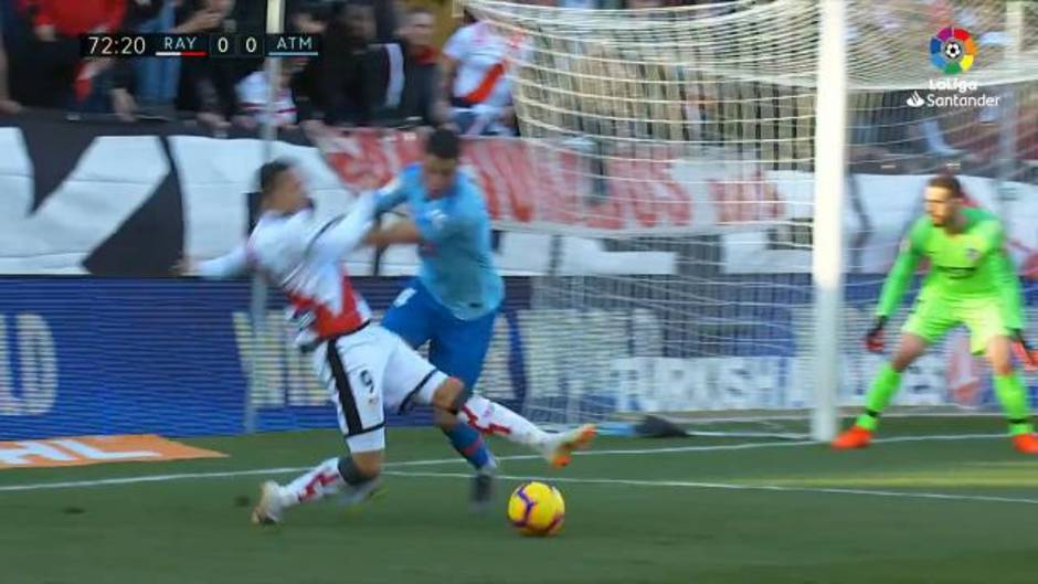 La polémica del Rayo-Atlético: posible penalti de Giménez a Raúl de Tomás