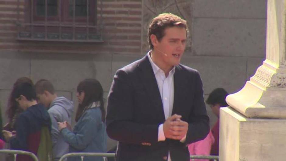 Albert Rivera halaga a Inés Arrimadas en el mítin de Madrid