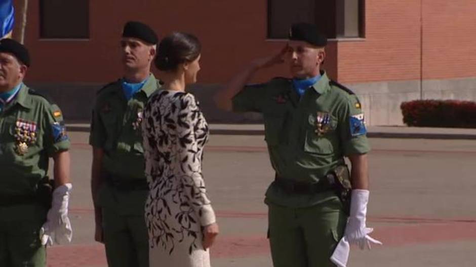 La reina Letizia entrega la bandera de España al regimiento Nápoles de Paracaidistas