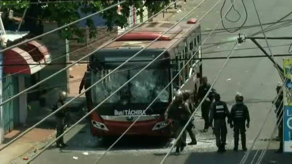 Disturbios entre la Guardia Nacional y cientos de personas en Ureña tras el cierre temporal de la frontera con Colombia