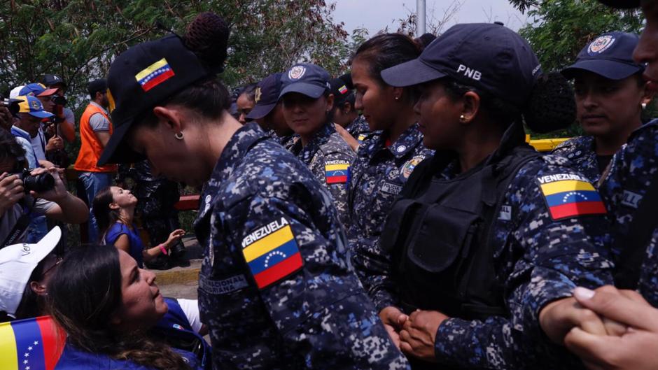 Las tensas imágenes que deja una jornada de choques entre chavistas y opositores