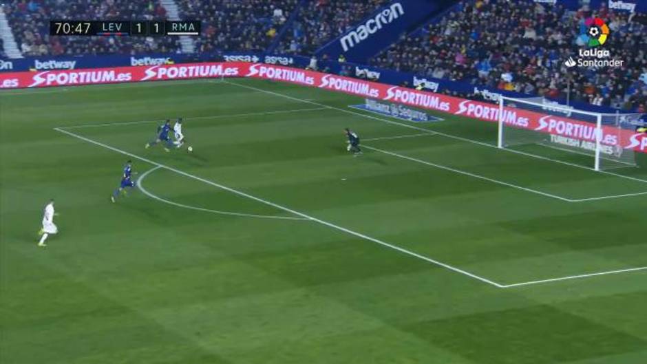 Mano a mano de Vinicius con Aitor Fernández