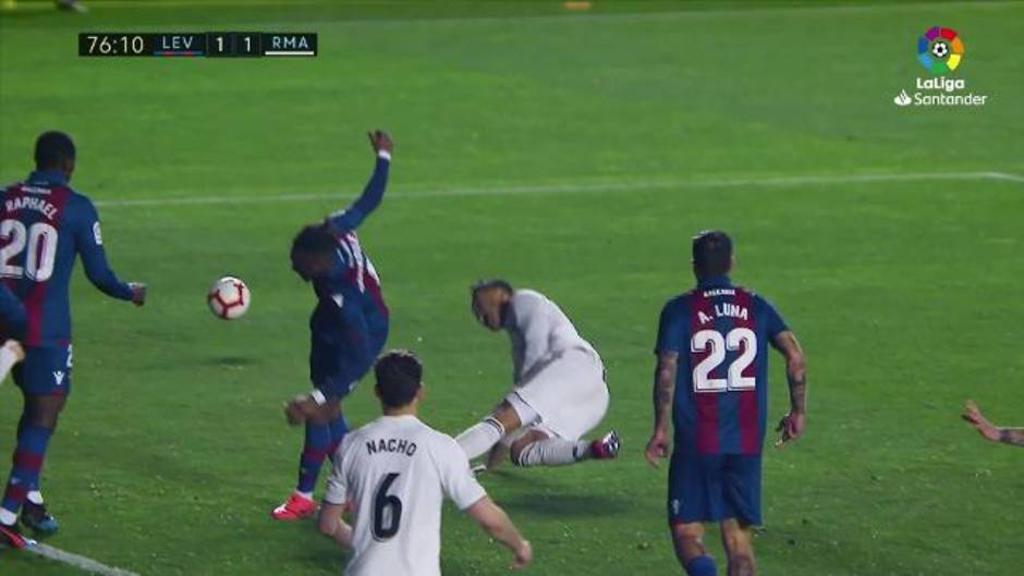 El polémico penalti sobre Casemiro que desató la ira en el Levante