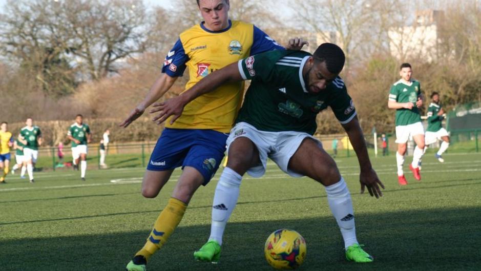 Resbalándose y desde su campo, el golazo de un jugador amateur en Inglaterra