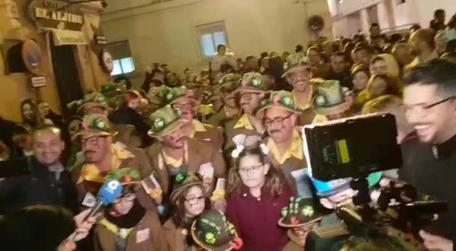 Pasacalles de la chirigota 'Los morosos', de los hermanos Molina, de camino al Falla