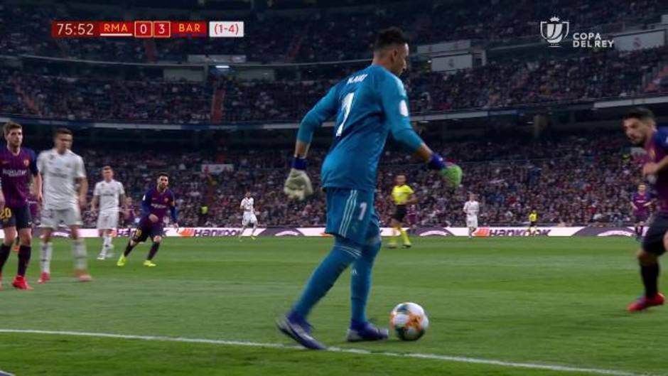 Keylor Navas regatea a Luis Suárez en el Real Madrid 0-3 Barcelona