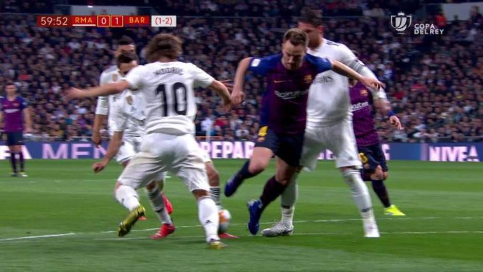 Posible penalti de Sergio Ramos a Rakitic en el Real Madrid 0-3 Barcelona