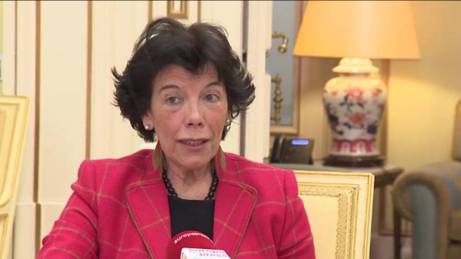 Celaá ve "difícil" la exhumación de Franco antes del 28 de abril