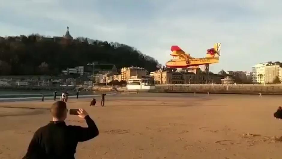 Insólita escena en San Sebastián: Un hidroavión ameriza en la playa de La Concha