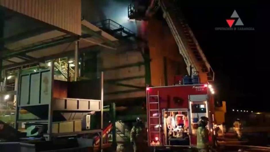 Bomberos trabajan en extinción de incendio en fábrica de biomamasa